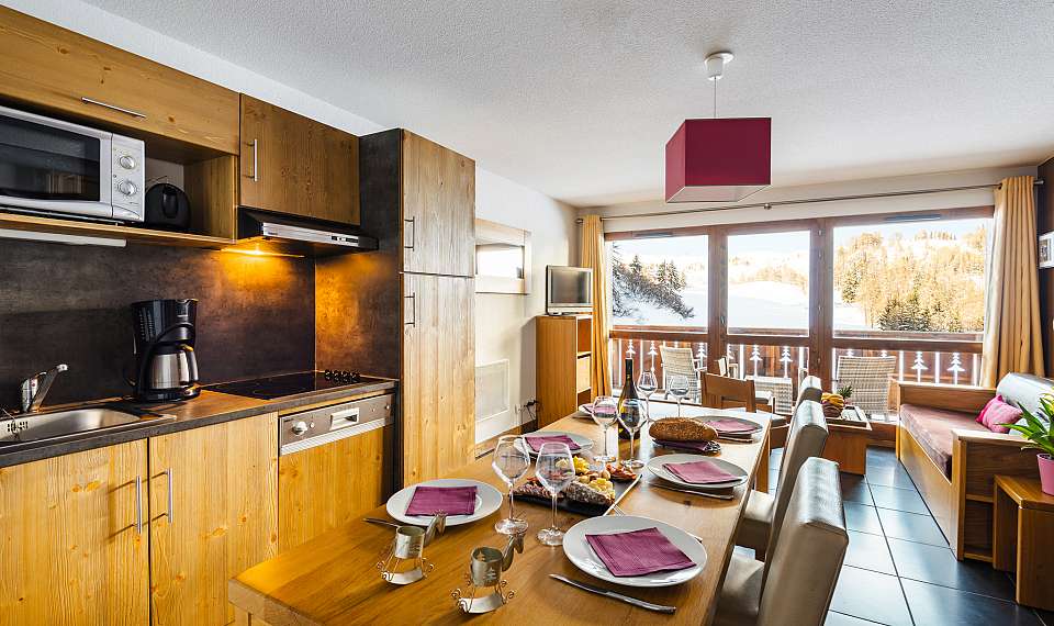 Francija Les Chalets Edelweiss Lagrange Vacances La Plagne jedilna miza